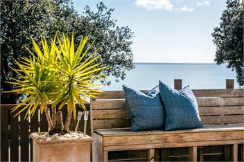 ONETANGI WATERFRONT BACH - Waiheke Island