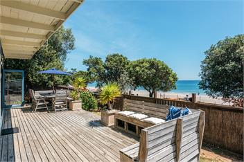 ONETANGI WATERFRONT BACH - Waiheke Island