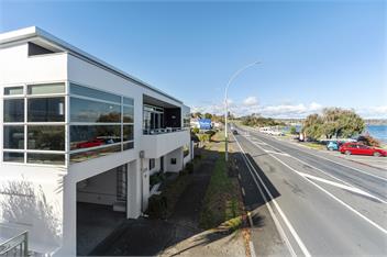 Ultimate Lakefront Location with Hot Tub - Taupo