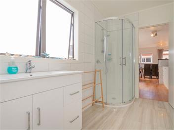 Beach House on Hetherington (Bachcare) - Whangamata