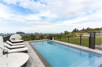 Beverley Hills Studio Apartment - Shared Pool & Spa Pool - Whangamata
