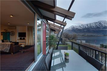 Queenstown Lakefront – 3BR Apt, Balcony & Parking - Queenstown