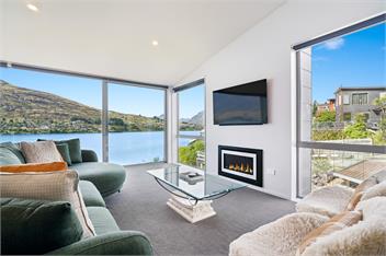 Elegant Lakeview Escape at Battery Hill - Queenstown