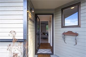 Sunshine Bay Stay | Lake Views & Cosy Fireplace - 