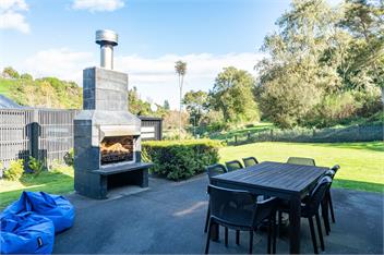 Riverside Retreat - spa pool, table tennis, riverside! - 