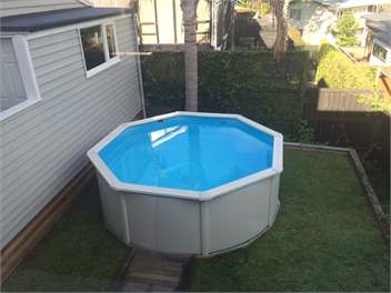 Entertainers delight close to beach - Auckland