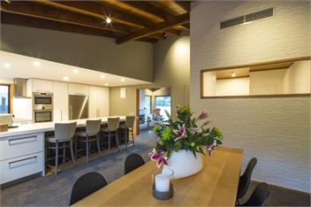 The Bay House - waterfront accommodation with hot tub - Queenstown