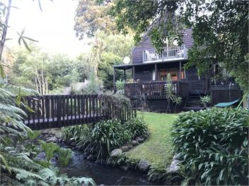 "Slice of Paradise"- Modern Colonial Styled holiday home - Akaroa