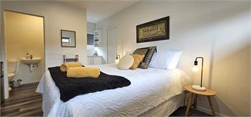 Beverley Hills Studio Apartment - Shared Pool & Spa Pool - Whangamata