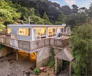 Peace and privacy in Lowry Bay - Lower Hutt