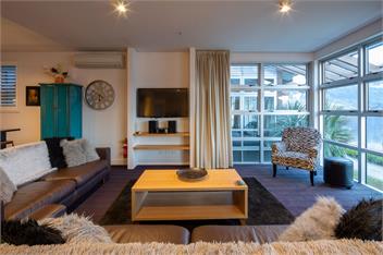 Queenstown Lakefront – 3BR Apt, Balcony & Parking - Queenstown