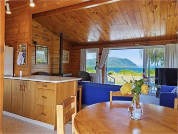Lakefront , mountain views Holiday Bach - Taupo