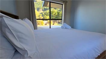 Sunshine Bay Stay | Lake Views & Cosy Fireplace - 