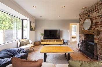 Sunshine Bay Stay | Lake Views & Cosy Fireplace - 