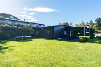 Riverside Retreat - spa pool, table tennis, riverside! - 