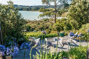 FRENCHMANS HILL Winemakers Cottage : COAST AND COUNTRY - Waiheke Island