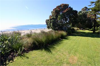 The Beach House - Parapara beach bach - Golden Bay