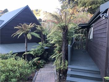 "Slice of Paradise"- Modern Colonial Styled holiday home - Akaroa