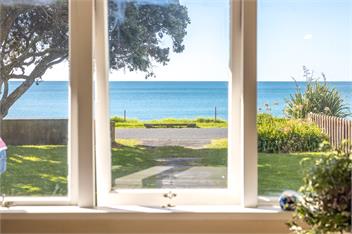 BACH ON THE BEACH - Coast & Country - Waiheke Island