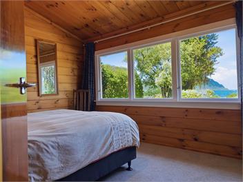 Lakefront , mountain views Holiday Bach - Taupo
