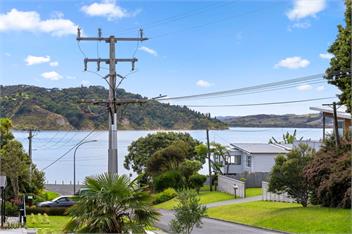 Barefoot at the Bay (Bachcare) - Raglan