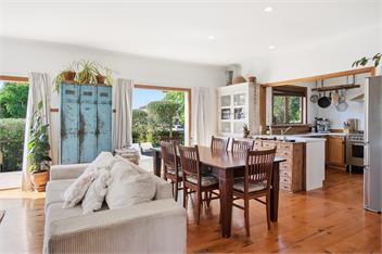 Rustic villa with pool. Fenced house dogs welcome -