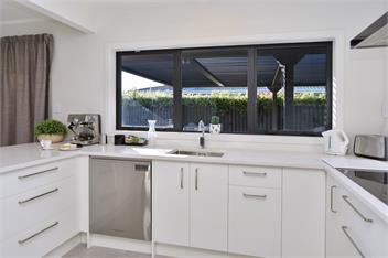 Russley home near the airport, single level with parking - 