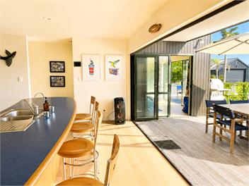 Sunny Matarangi Beach House -