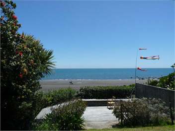 Oakura Beach Front Bach - Taranaki