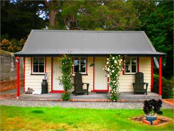 Ica Station Whare (at Whareama) - Masterton