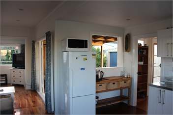 Light & Clean Family Friendly Beach Bach - Waverley, Taranaki
