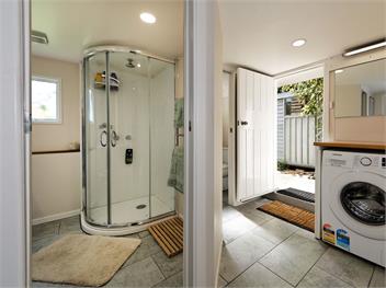 Surfer's Sunshine Cottage (Bachcare) - Piha