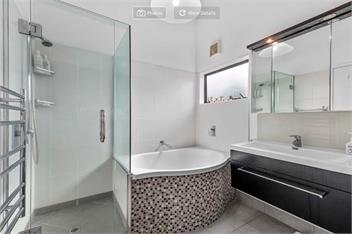 Beachside Retreat - Pool. - Auckland