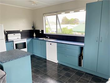 LARGE BACH 500 METRES FROM BEACH - Whangamata