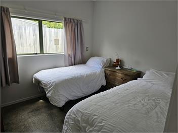 Experience a Kiwi beach holiday here, a couple of minutes walk to the sand - Whangaparaoa