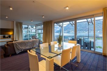Queenstown Lakefront – 3BR Apt, Balcony & Parking - Queenstown