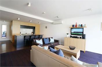 Lakeside Apt: Easy Check-In, Free Parking & Wi-Fi - Queenstown