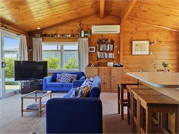Lakefront , mountain views Holiday Bach - Taupo