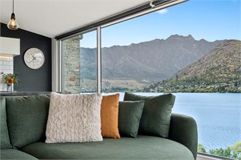 Elegant Lakeview Escape at Battery Hill - Queenstown