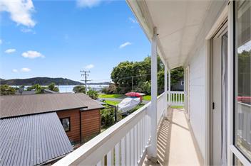 Barefoot at the Bay (Bachcare) - Raglan