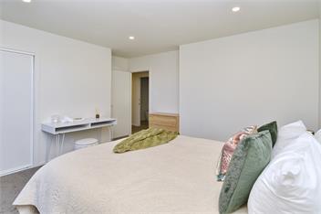 Russley home near the airport, single level with parking - 