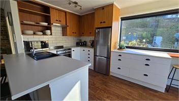 Sunshine Bay Stay | Lake Views & Cosy Fireplace - 