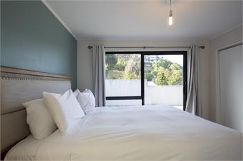 Sunshine Bay Stay | Lake Views & Cosy Fireplace - 