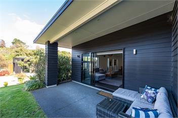 Riverside Retreat - spa pool, table tennis, riverside! - 