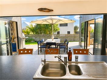 Sunny Matarangi Beach House -