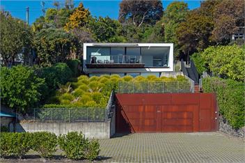 Beachfront Retreat - Architectural & Ocean Views -