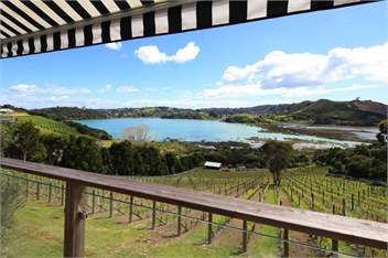 FRENCHMANS HILL Winemakers Cottage : COAST AND COUNTRY - Waiheke Island