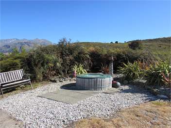 Lakefront Gem - exclusive-use retreat - Wanaka 9382