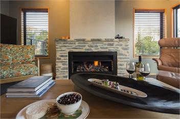 The Bay House - waterfront accommodation with hot tub - Queenstown