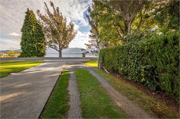 Hop, Skip and Jump to the Lake (Bachcare) - Te Anau